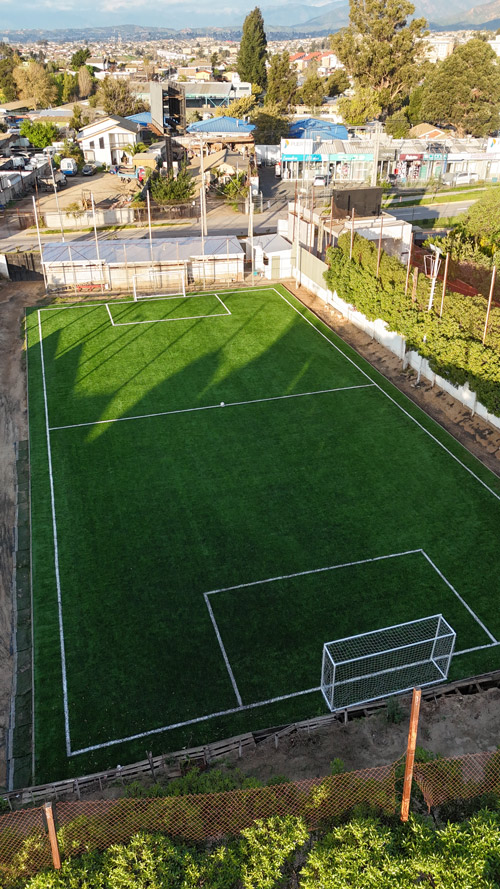 Vista aérea de la cancha iluminada